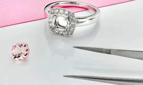 Pembe Morganit Pembe Elmas Boş Yüzük Dağı Pembe ve Beyaz Arkaplan Üzerinde Elmaslarla Seti 