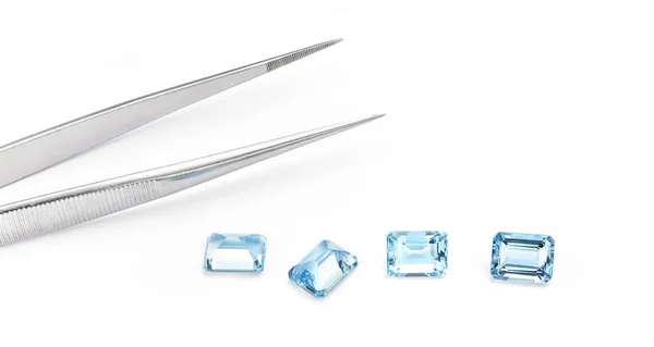 Aquamarines Vit Bakgrund Emerald Cut Aquamarines Isolerad Med Tweezers — Stockfoto