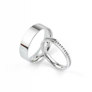 Gelin ve damat için elmas alyansı olan klasik nikah yüzüğü.. 