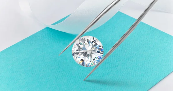 Big Diamond Held Tweezers Bright Blue Background Featuring White Ribbon — Stock Photo, Image