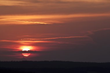 Kanlı gün batımı yangın bulutlar