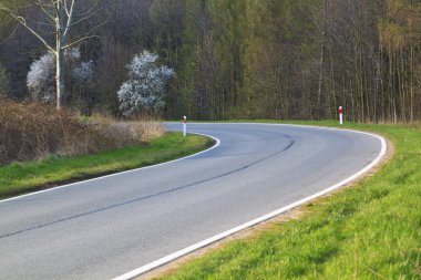 yol işaretleri ile bükme dağ yolu