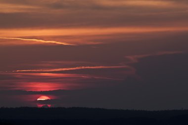 Kanlı gün batımı bulutlar