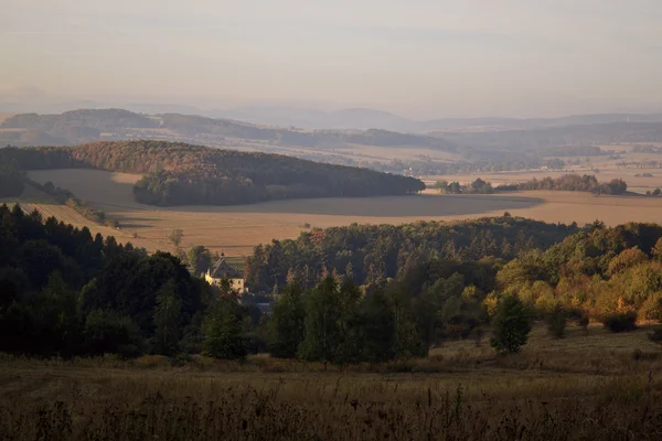 Collines et forêt au lever du soleil d'automne — Photo