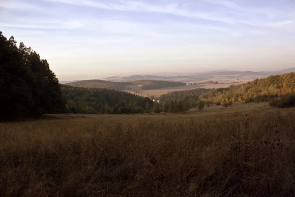 Colline e foresta all'alba autunnale — Foto Stock