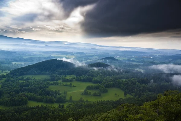 夏天的 Kaczawskie、 Rudawy Janowickie 和 Karkonosze 山在波兰航空全景 免版税图库照片