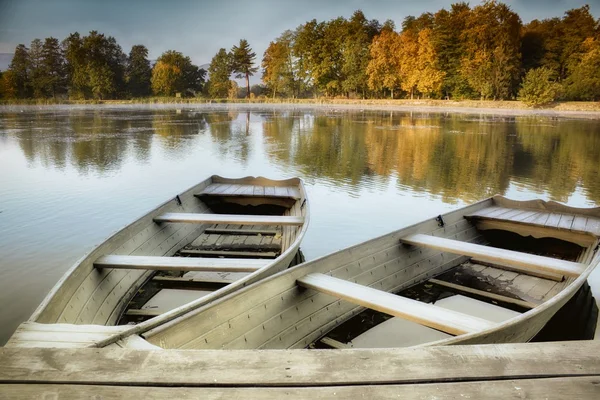 被遗弃的小船在湖 — 图库照片