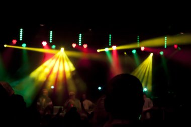 Odak parıldayan arka plan bir konser