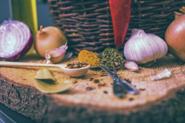 ahşap arka plan, obion, sarımsak, biber, çeşitli baharatlar köri