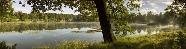 Lake bij dageraad - panorama — Stockfoto