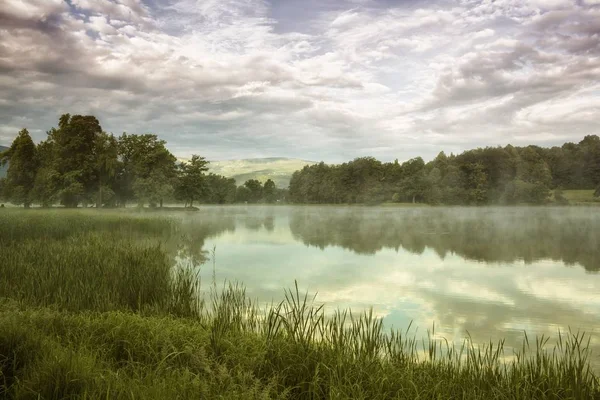 Lake in het panorama van de dageraad — Stockfoto