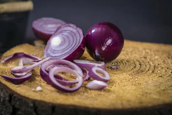 Cebola vermelha no fundo rústico de madeira — Fotografia de Stock