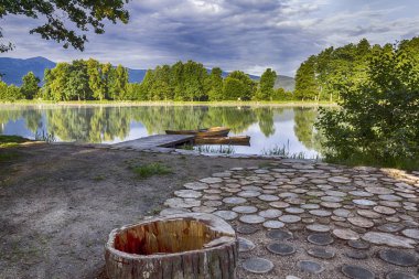 Gölde terk edilmiş deniz araçları