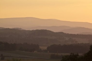 sudeten dağların Polonya üzerinden günbatımı