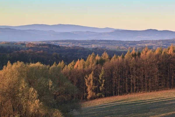 Kijk op het Karkonosze en Kaczawskie bergen in Polen — Stockfoto