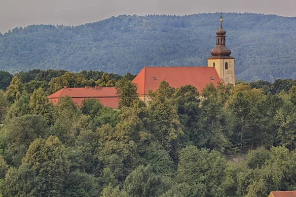 Wiejski krajobraz z małym Kościołem — Zdjęcie stockowe