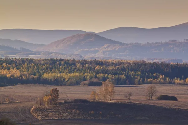 Kijk op het Karkonosze en Kaczawskie bergen in Polen — Stockfoto