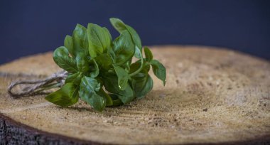 rustik ahşap zemin üzerine taze organik fesleğen demet