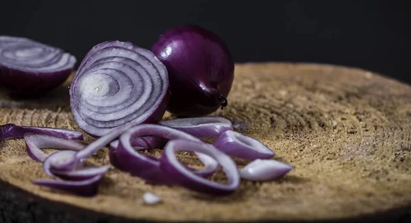 Cebola vermelha no fundo rústico de madeira — Fotografia de Stock