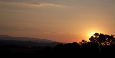 sudeten dağların Polonya üzerinden günbatımı