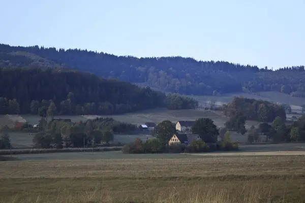 Heuvels en bos bij herfst zonsopgang — Stockfoto