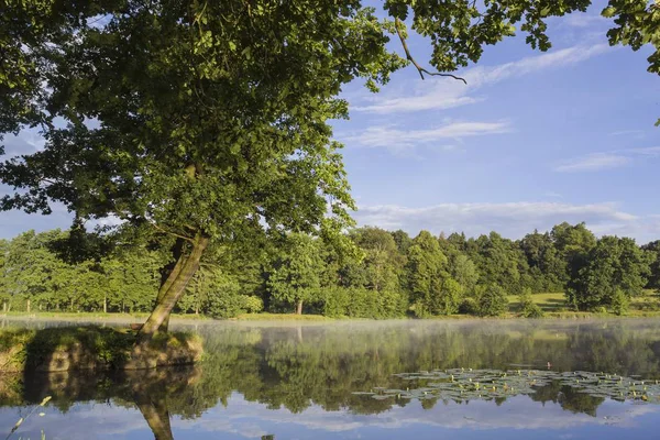 Sjön i gryningen — Stockfoto