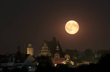 Gece büyük moon ile küçük kasaba