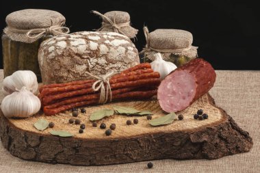 Turşu. Tuzlu salatalık natürmort ve snack sosis sopa 