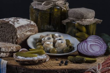 Tane ringa balığı turşu. Tuzlu salatalık natürmort karanlık ekmek ile