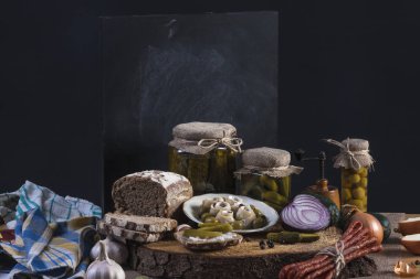 Tane ringa balığı turşu. Tuzlu salatalık natürmort karanlık ekmek ile