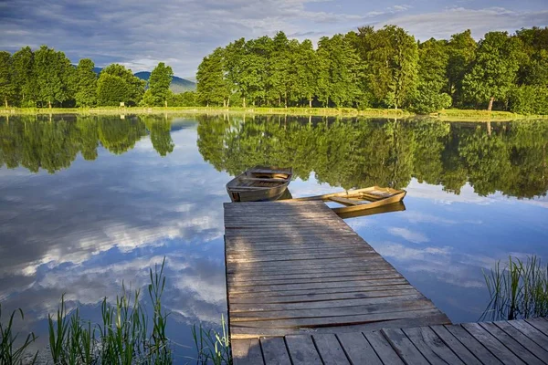 Verlaten boten in lake — Stockfoto