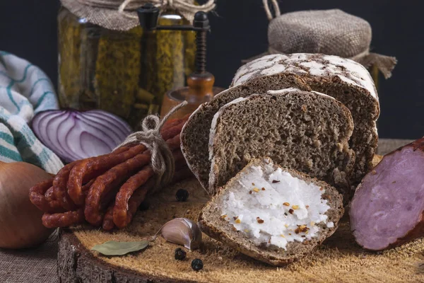 Sottaceti. Natura morta di cetrioli salati con pane scuro — Foto Stock