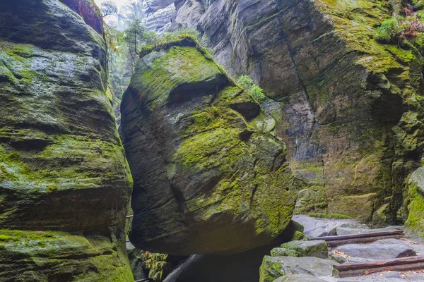 Çek Cumhuriyeti Milli Parkı Teplice rocks. Kaya şehir. — Stok fotoğraf