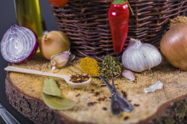 domates, fesleğen ve baharat karanlık grunge zemin üzerinde