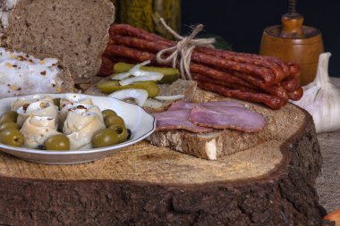  çubuk sosis ve tane ringa balığı koyu ekmek ile natürmort, snack