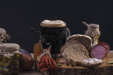 karanlık ekmek, turşu ve sosis ile koyu bira