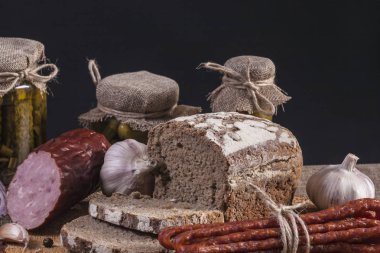  Natürmort karanlık ekmek ve aperatif çubuk sosis 