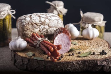  Natürmort karanlık ekmek ve aperatif çubuk sosis 