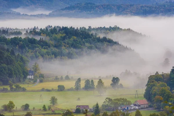 Kaczawskie Mountains, Polônia... manhã enevoada — Fotografia de Stock