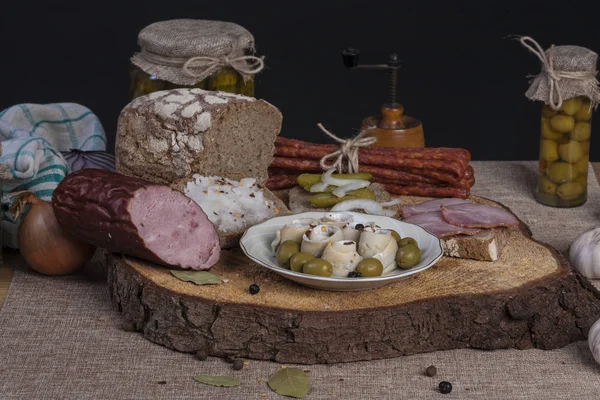  çubuk sosis ve tane ringa balığı koyu ekmek ile natürmort, snack