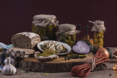 Tane ringa balığı turşu. Tuzlu salatalık natürmort karanlık ekmek ile