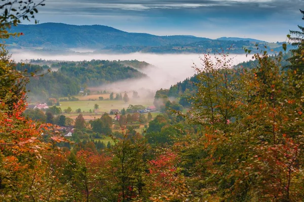 Kaczawskie hory, Polsko - mlhavé ráno — Stock fotografie