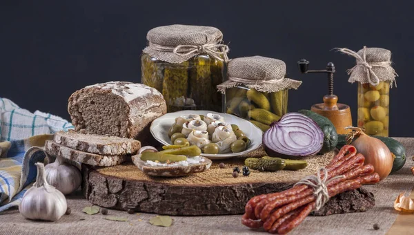 Tane ringa balığı turşu. Tuzlu salatalık natürmort karanlık ekmek ile