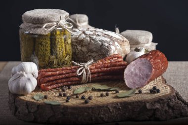 Turşu. Tuzlu salatalık natürmort ve snack sosis sopa 