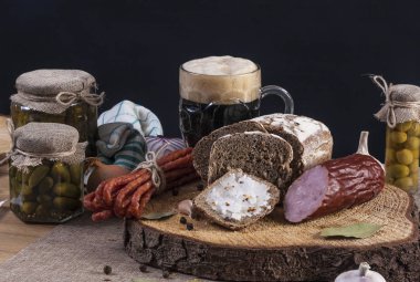 Turşu. Tuzlu salatalık natürmort karanlık ekmek ile