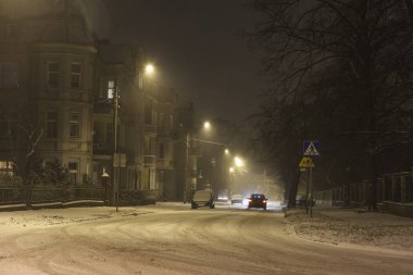 küçük bir kasaba karlı gece