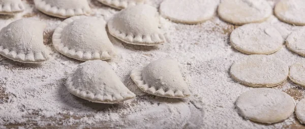 Fazendo pierogis - restaurante bolinhos — Fotografia de Stock