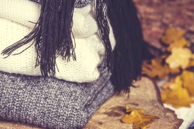 Ahşap arka plan üzerinde elbise örgü