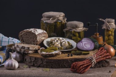 Tane ringa balığı turşu. Tuzlu salatalık natürmort karanlık ekmek ile