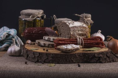 Turşu. Tuzlu salatalık natürmort karanlık ekmek ile